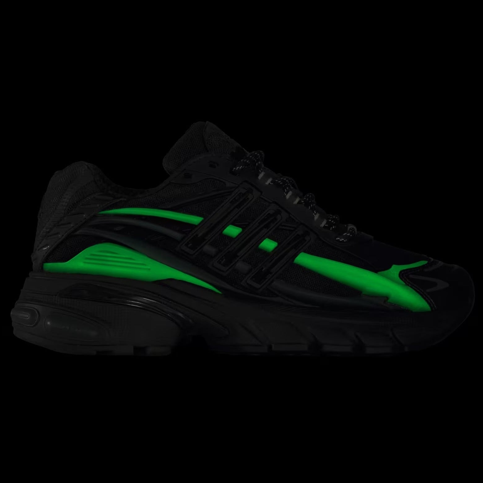Black and green sneaker on a transparent background