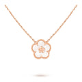 Ciondolo Lucky Spring di Van Cleef & Arpels, con fiore di prugno, in oro rosa 18K e madreperla