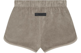 Fear of God Essentials Pantaloncini da spiaggia in velluto da donna Taupe deserto